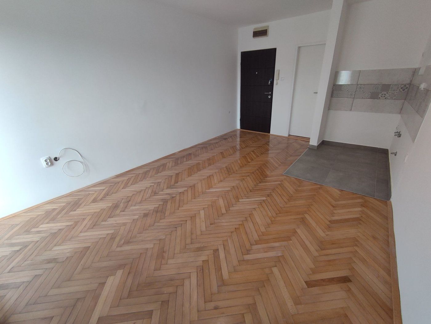 Blizina centra   kompletno renovirana garsonjera   062 792 583 3