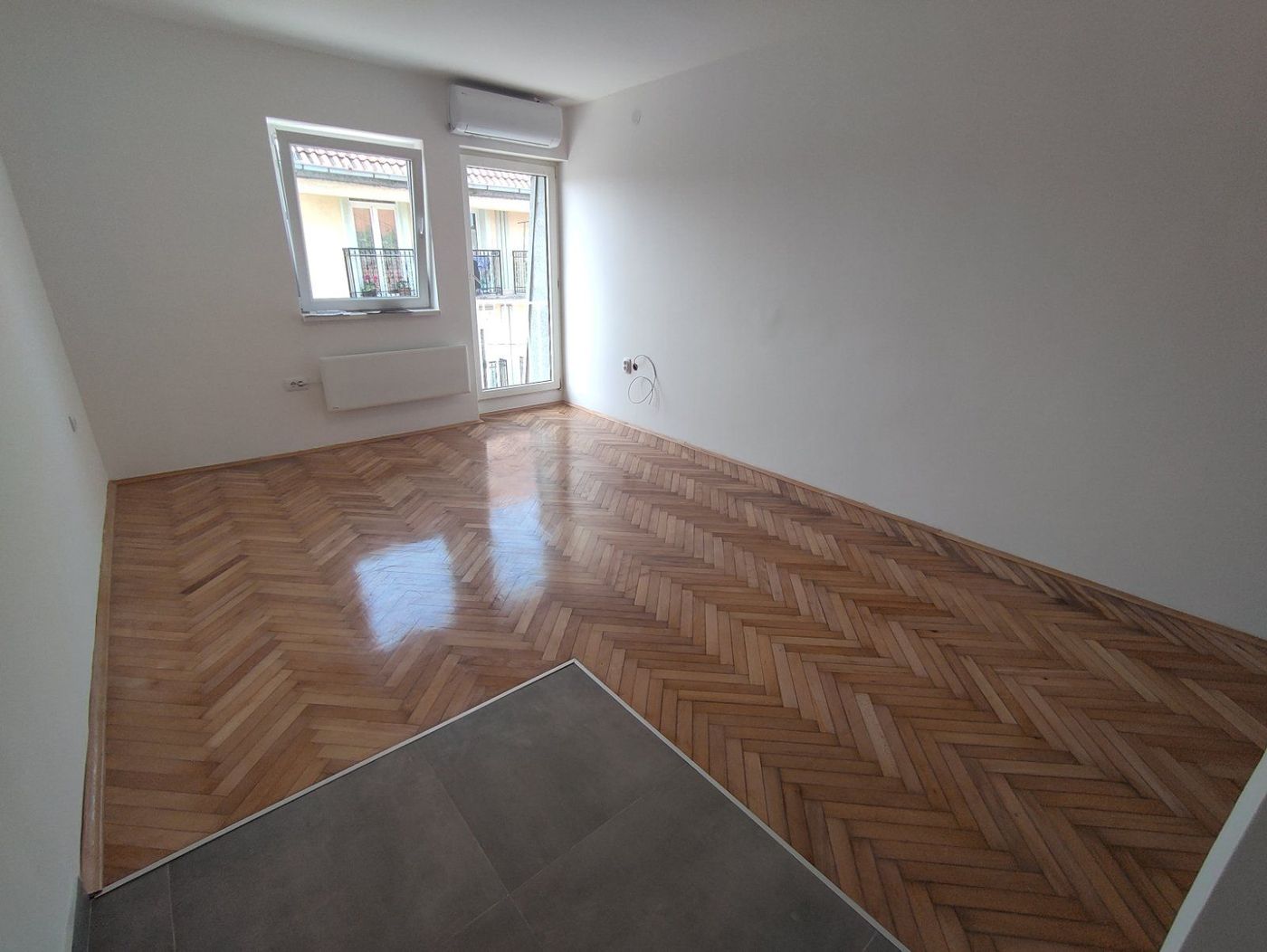 Blizina centra   kompletno renovirana garsonjera   062 792 583 2