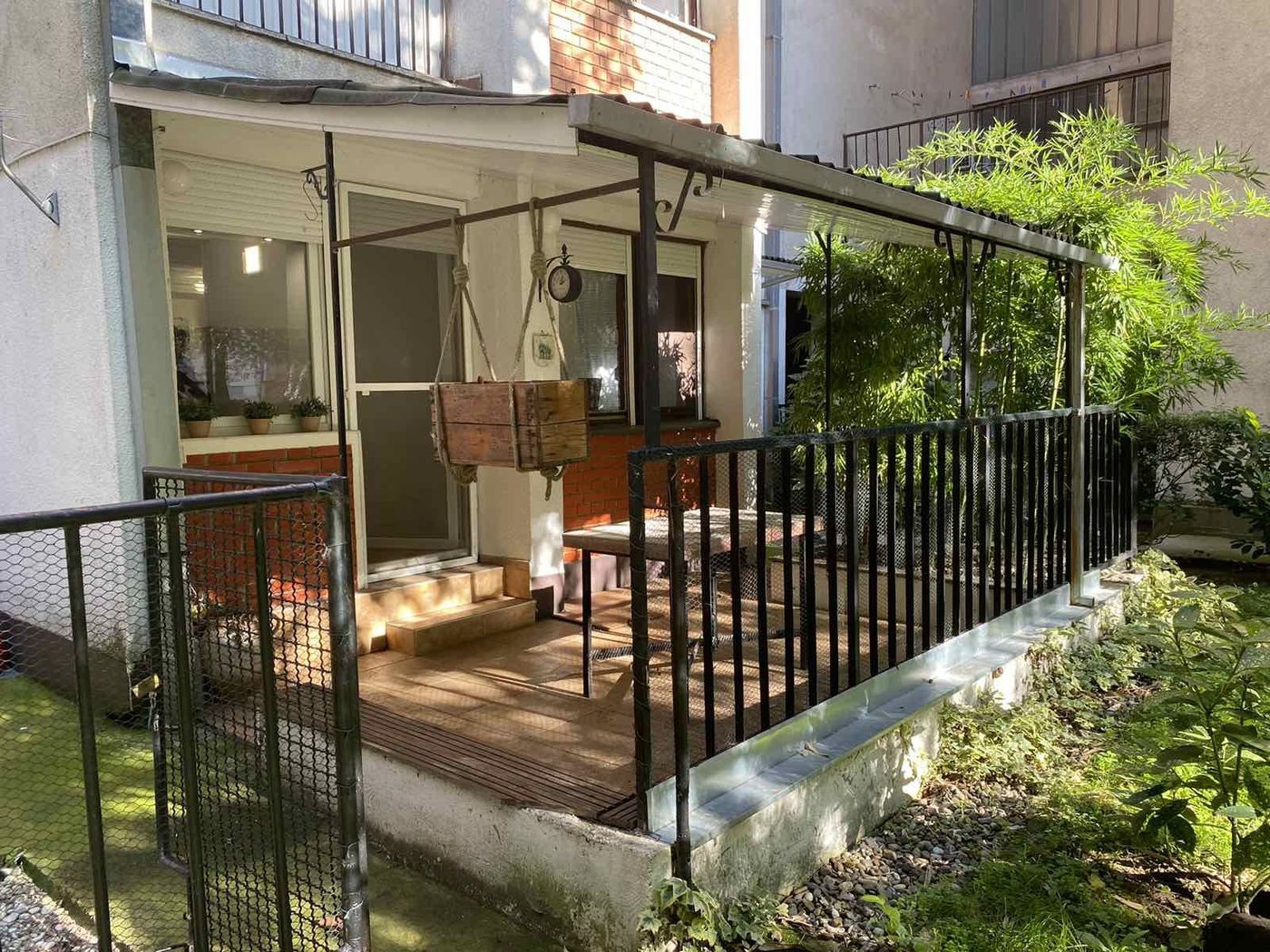 Blok 8   renoviran   gratis terasa i ostava  20m2    062 792 583 4