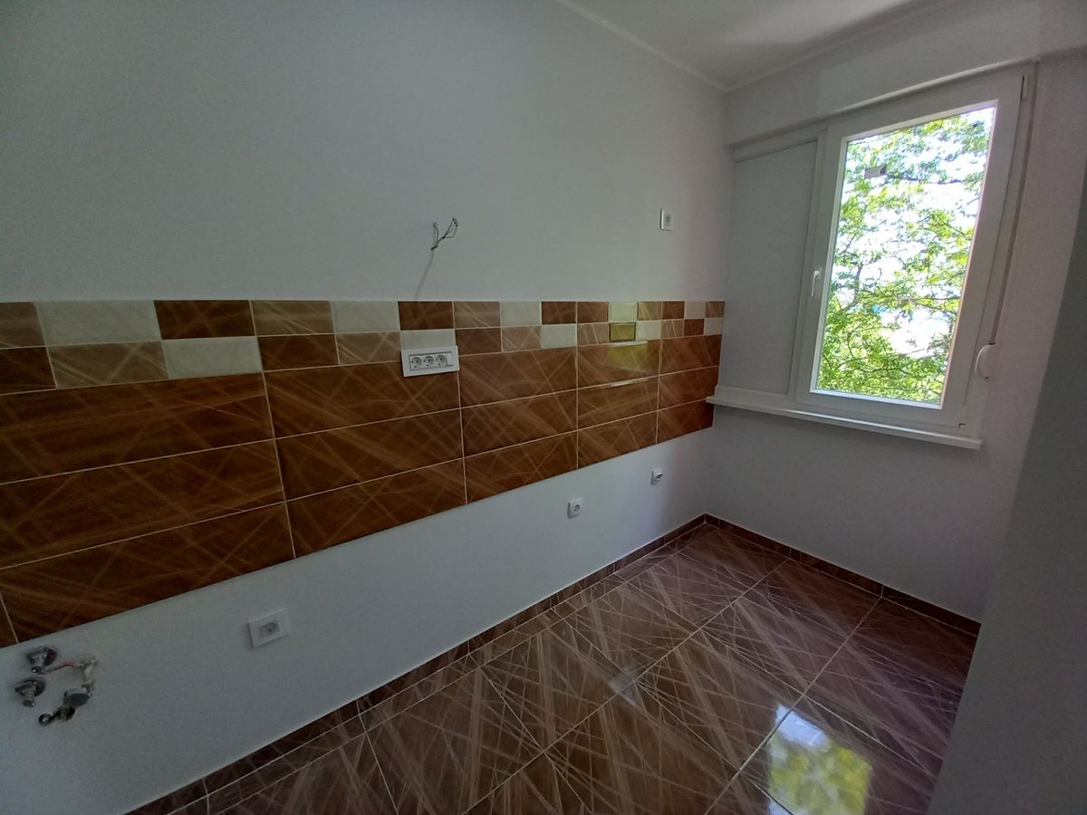 Fasadna cigla   odmah useljiv  kompletno renoviran   062 792 583 4