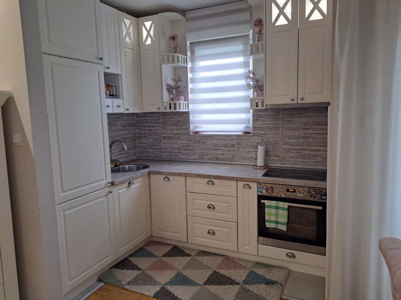 Kompletno namešten   odličan raspored   062 792 583 4