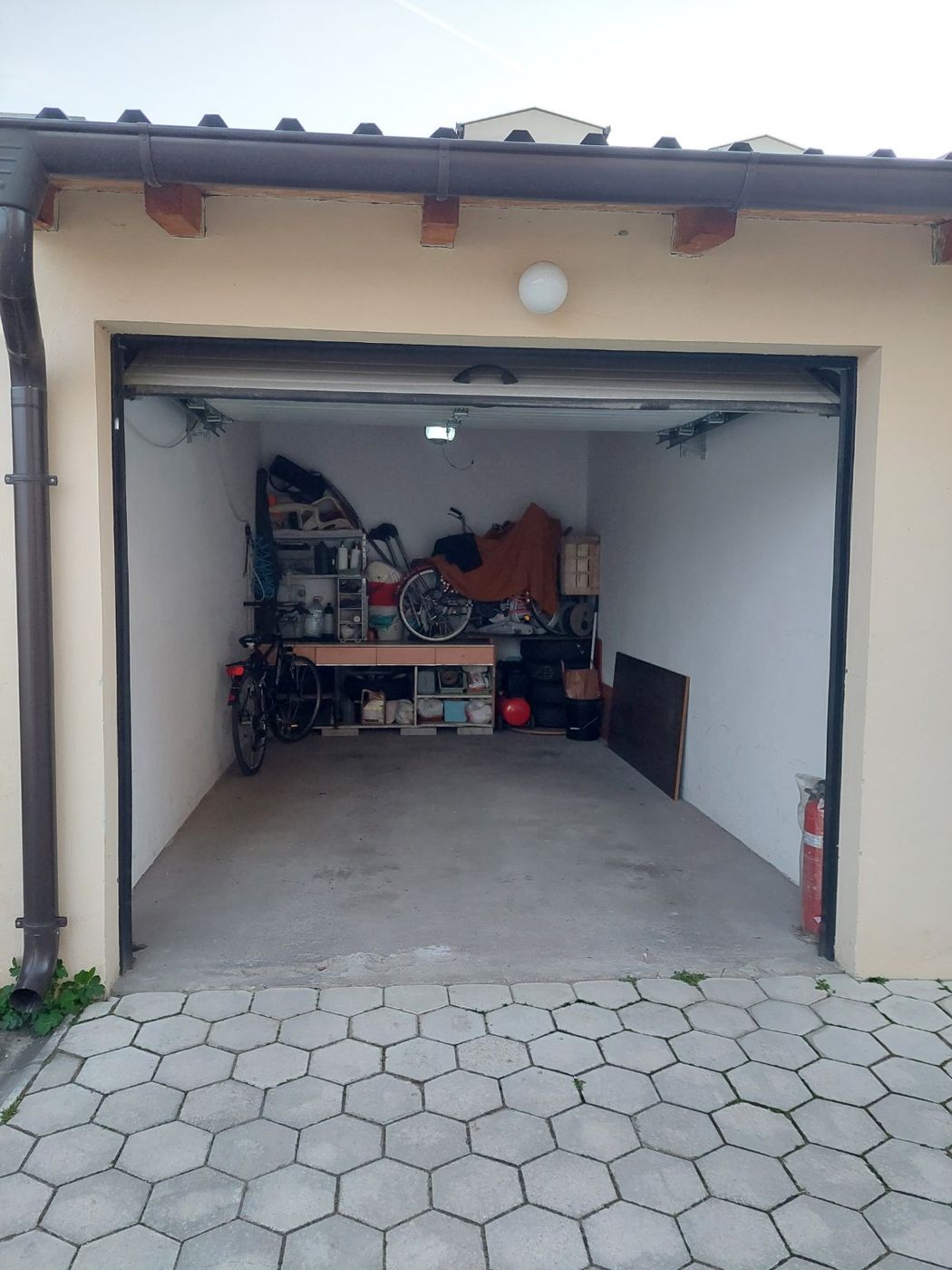 Nov  trosoban sta  garaža i ostava u ceni   062 792 583 5