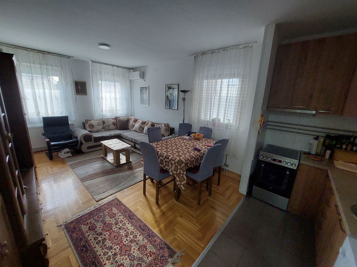 Nov  trosoban sta  garaža i ostava u ceni   062 792 583 2