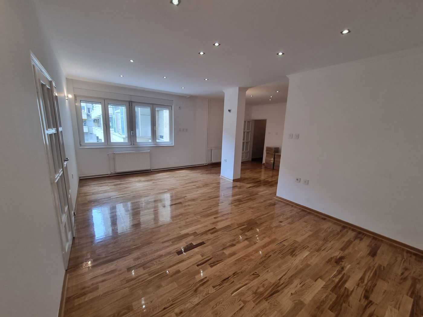 Uknjižen četvorosoban stan savršenog rasporeda   062 792 583 2