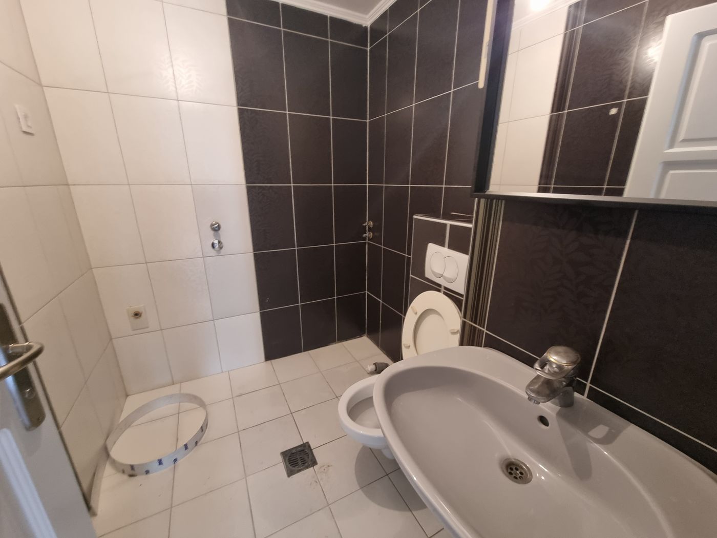 Uknjižen četvorosoban stan savršenog rasporeda   062 792 583 4