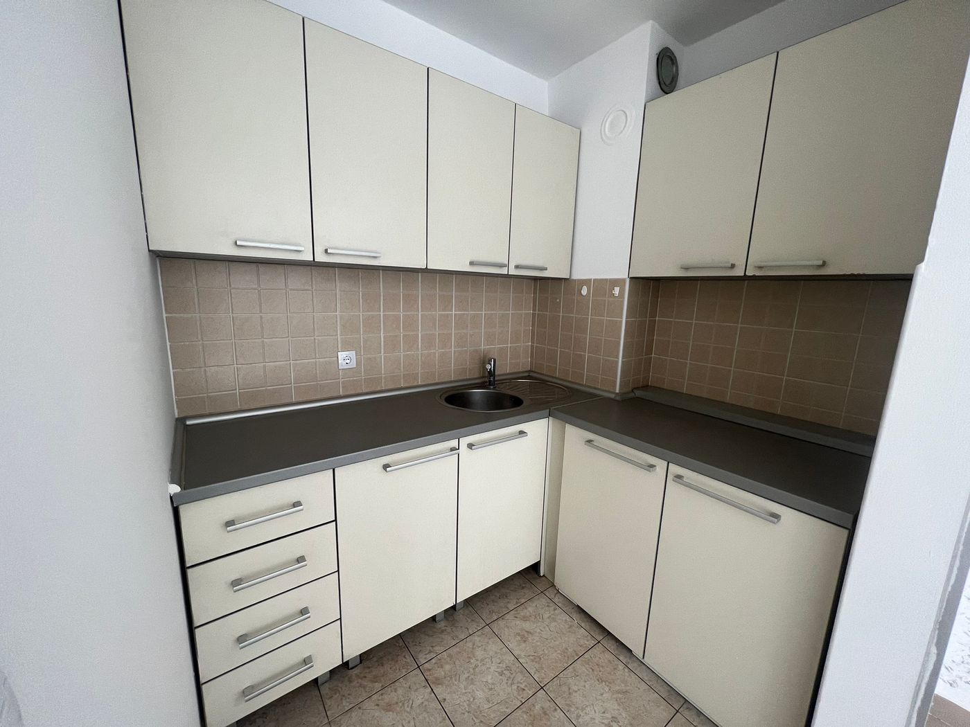 Prazan i odmah useljiv   uknjižen 1 1   062 792 583 3