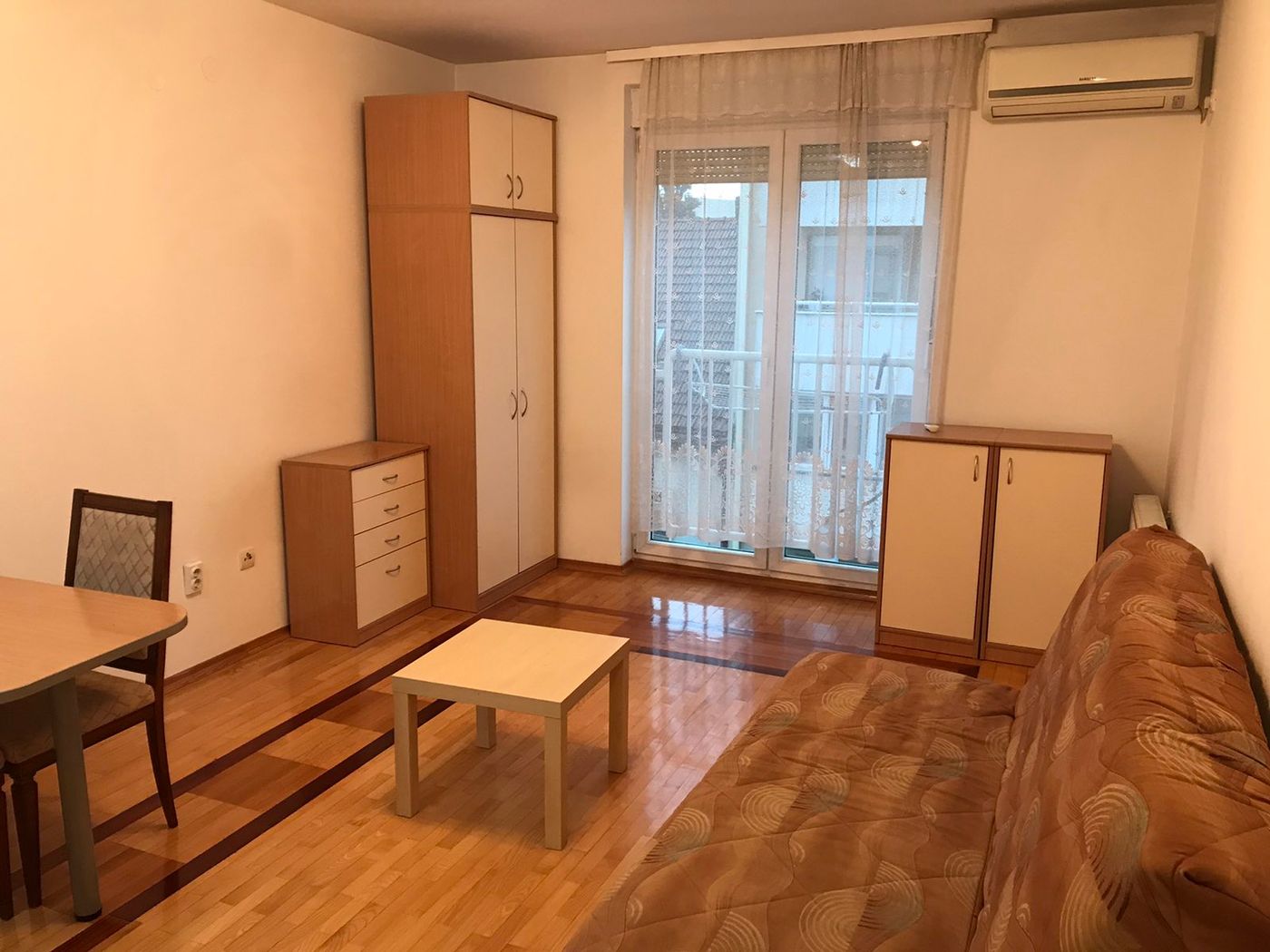 Odmah useljiva   odlična garsonjera    062 792 583 1