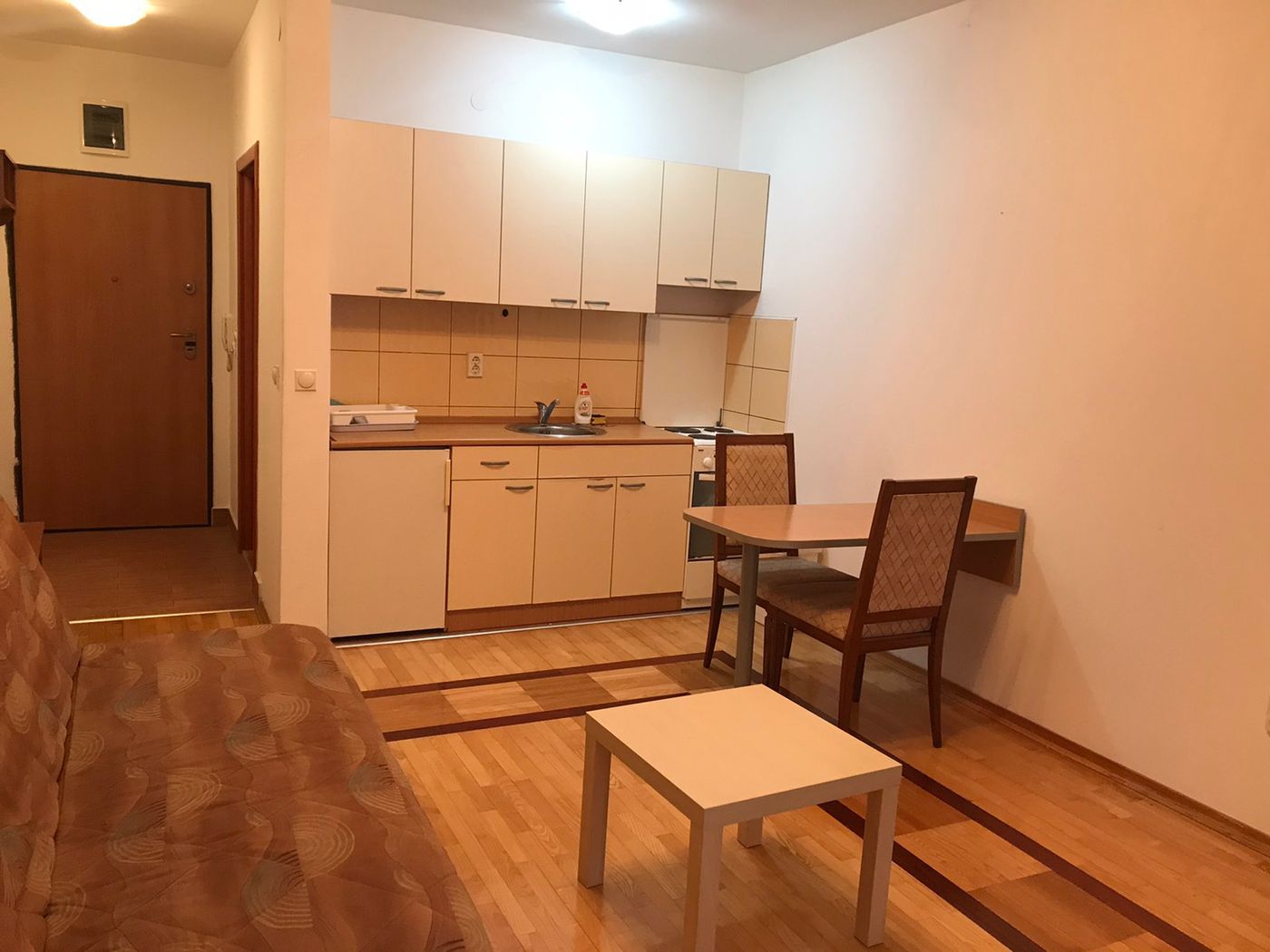 Odmah useljiva   odlična garsonjera    062 792 583 2