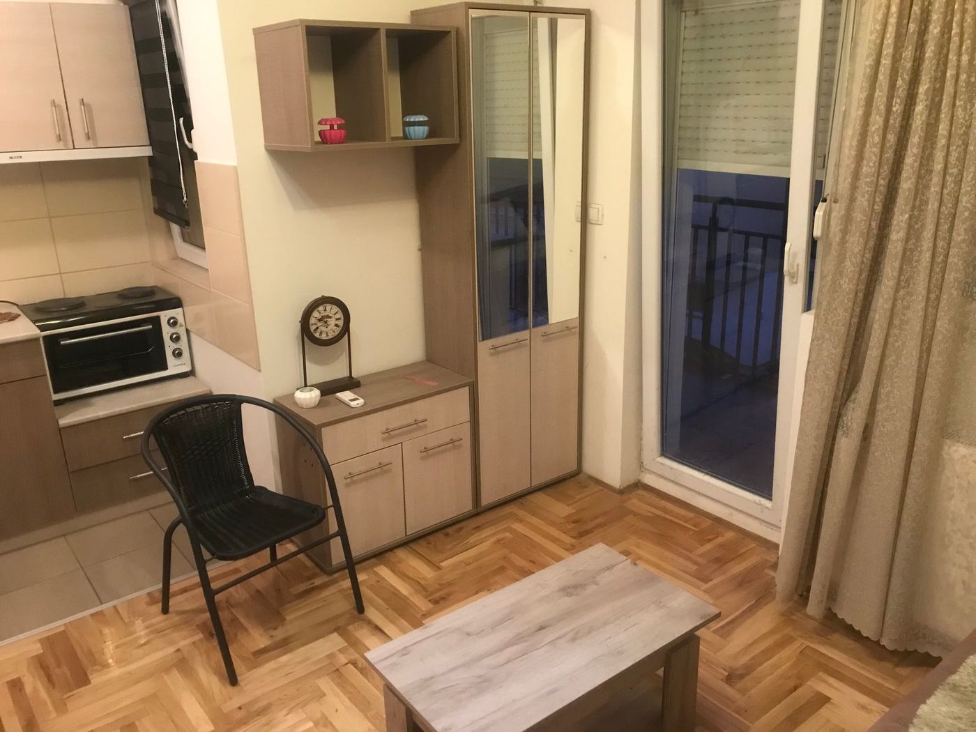 Odmah useljiv jednoiposoban stan  namešten   062 792 583 2