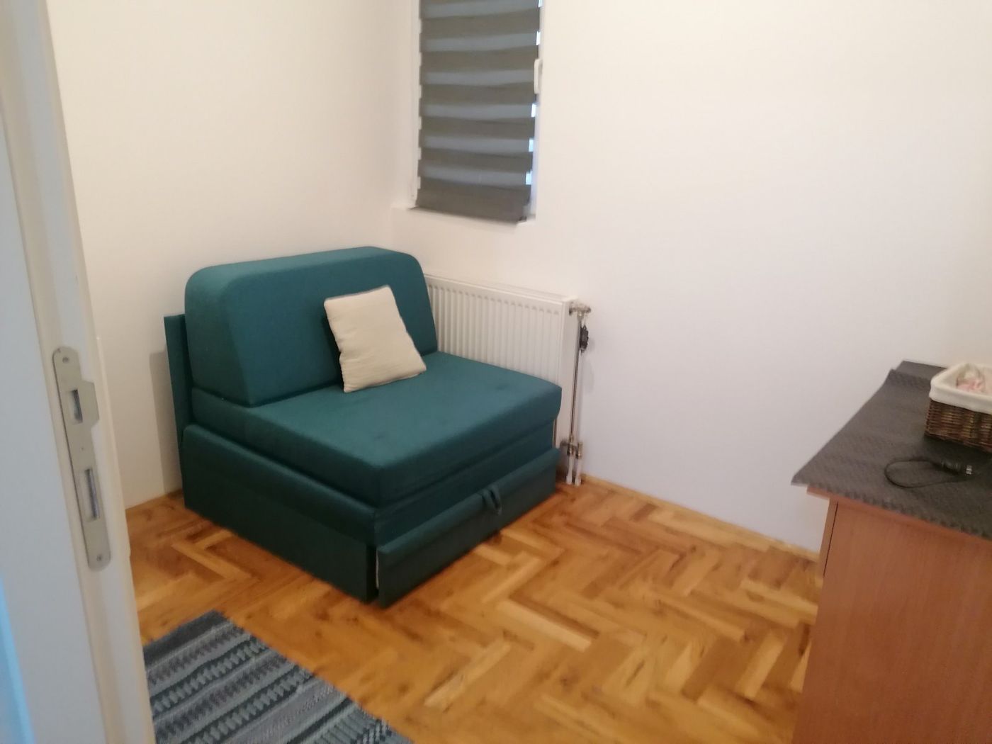 Odmah useljiv   povoljan jednosoban stan  namešten   062 792 583 2