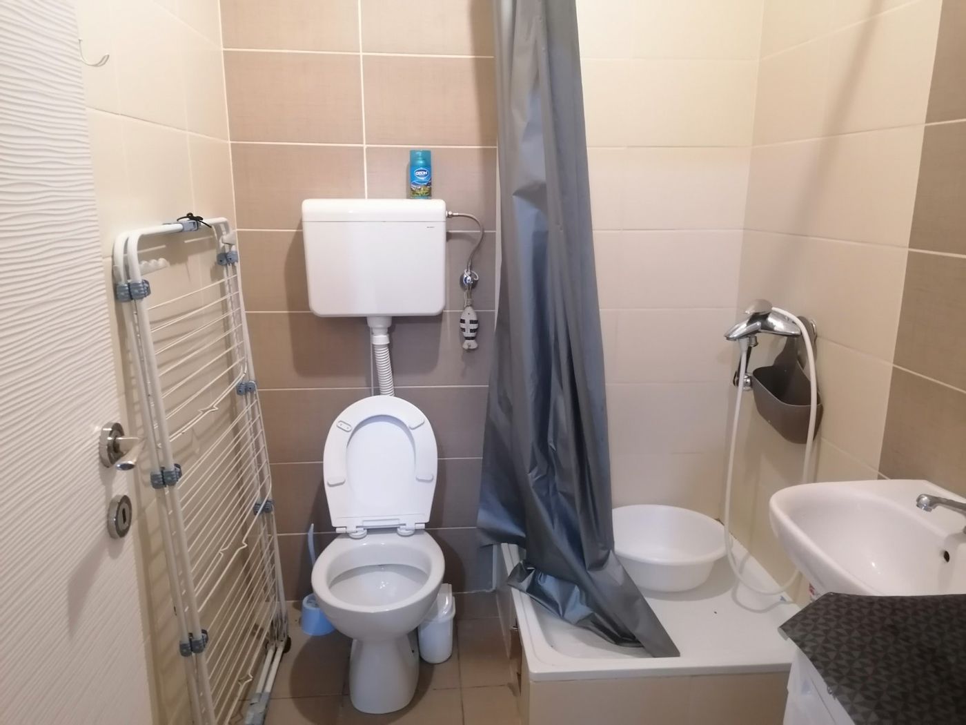 Odmah useljiv   povoljan jednosoban stan  namešten   062 792 583 4