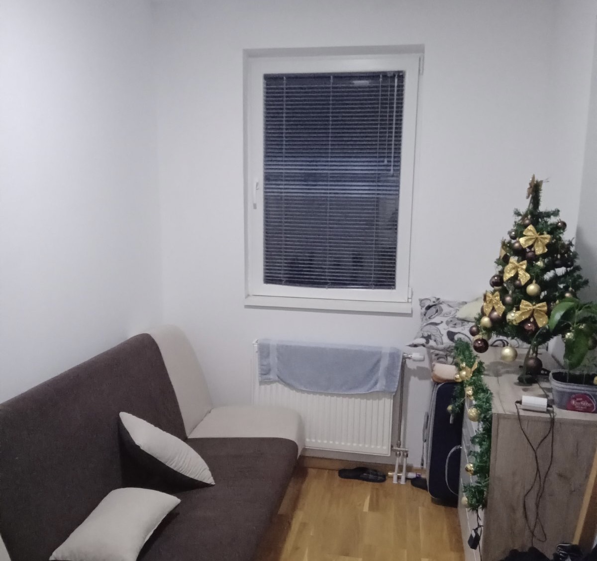 Uknjižen    odličan jednoiposoban stan   062 792 583 2