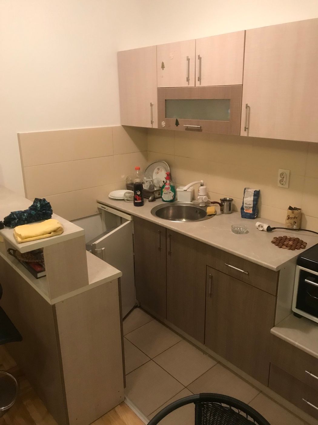 Odmah useljiv jednoiposoban stan  namešten   062 792 583 4