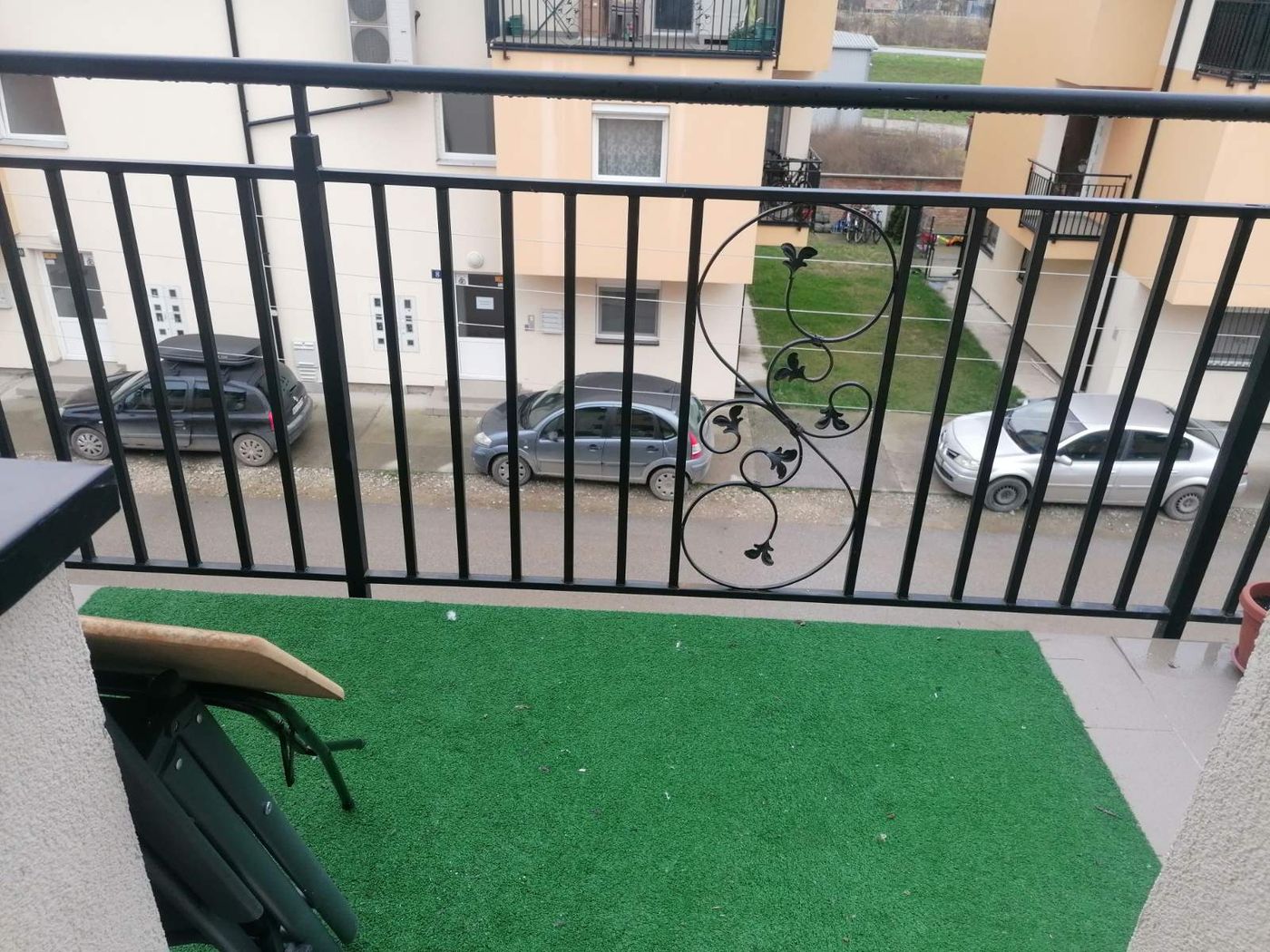 Odmah useljiv   povoljan jednosoban stan  namešten   062 792 583 5