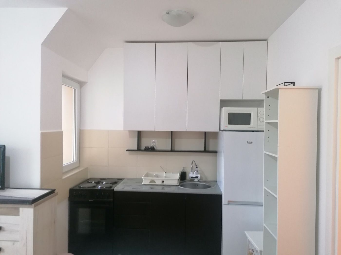 Odmah useljiv   povoljan jednosoban stan  namešten   062 792 583 3