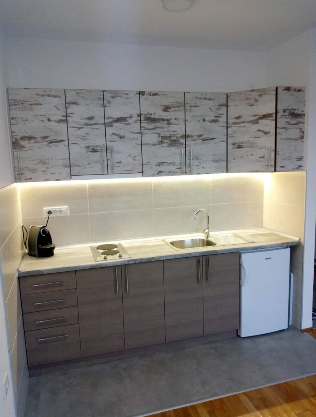 Nije fiksno   hitna prodaja   uknjižen stan   062 792 583 2