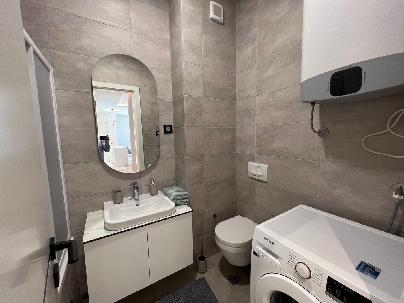 Lipov gaj   povrat PDV a   NOV  petosoban  namešten   062 792 583 4