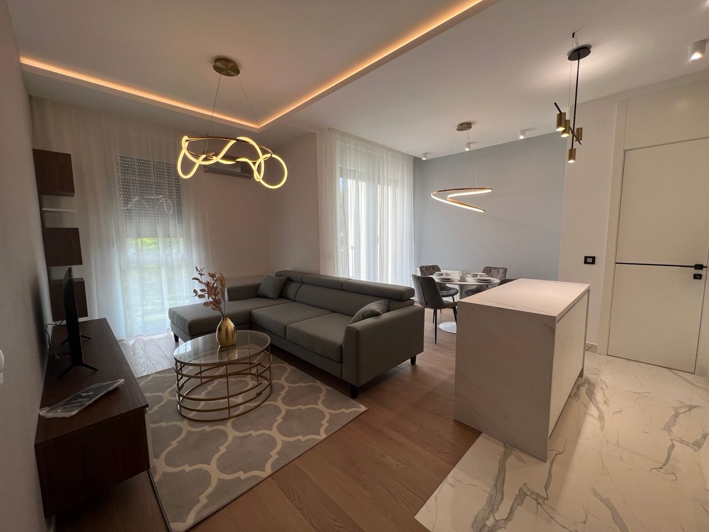 Lipov gaj   povrat PDV a   NOV  petosoban  namešten   062 792 583 1