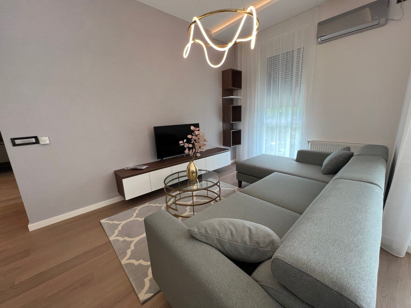 Lipov gaj   povrat PDV a   NOV  petosoban  namešten   062 792 583 2