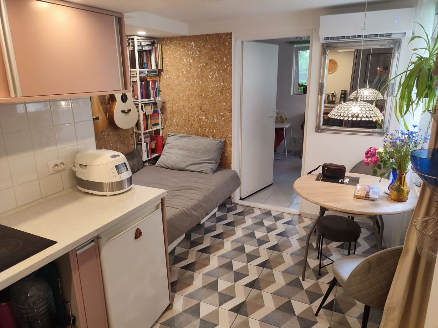 Uknjižen kompletno renoviran   062 792 583 4