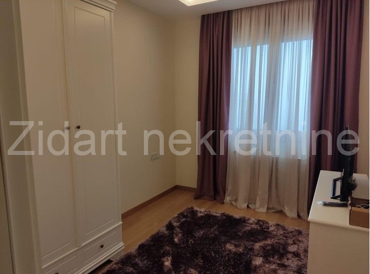 Lux penthaus sa bazenom na krovnoj terasi, zelenilom i 2 garažna mesta 15