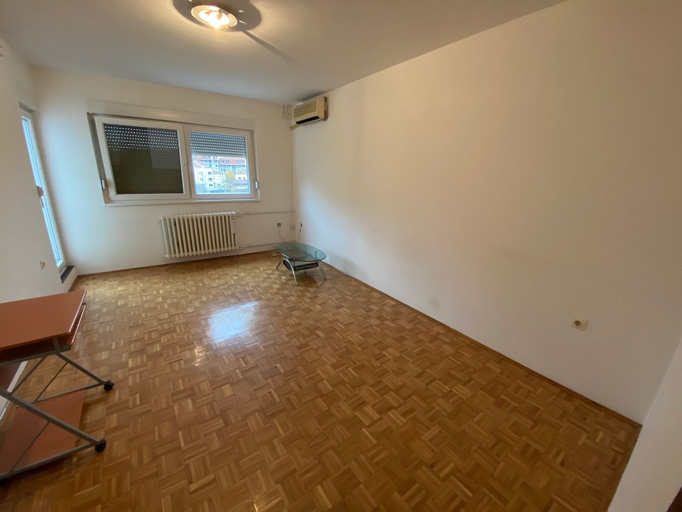 Odmah useljiv   odlična lokacija   blizina Sajma i Ž Stanice   062 792 583 2