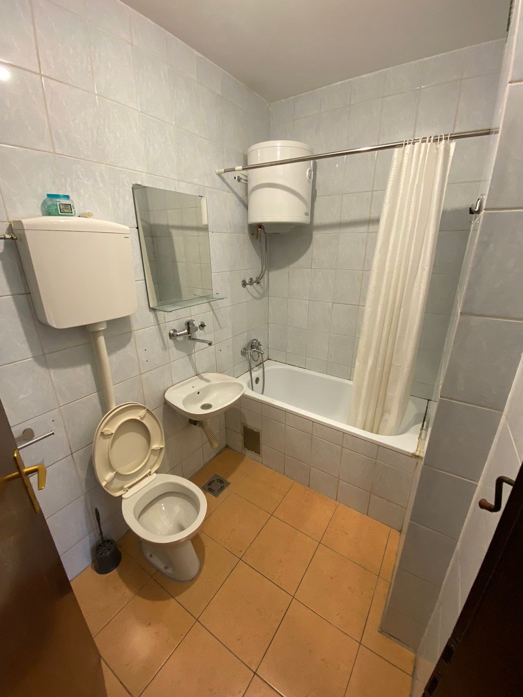 Odmah useljiv   odlična lokacija   blizina Sajma i Ž Stanice   062 792 583 5