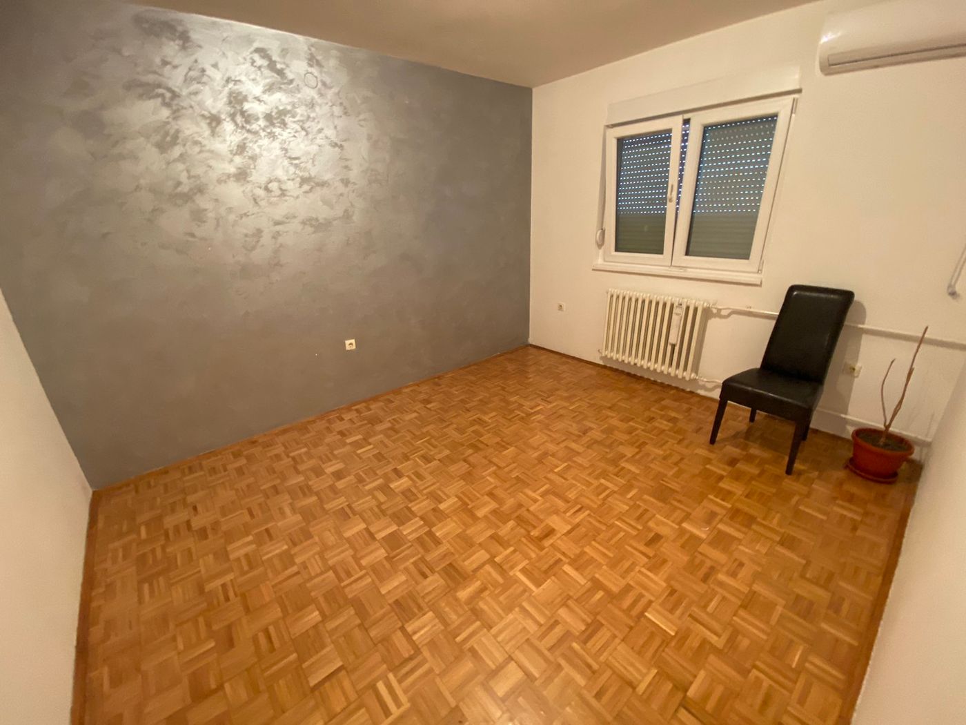 Odmah useljiv   odlična lokacija   blizina Sajma i Ž Stanice   062 792 583 3