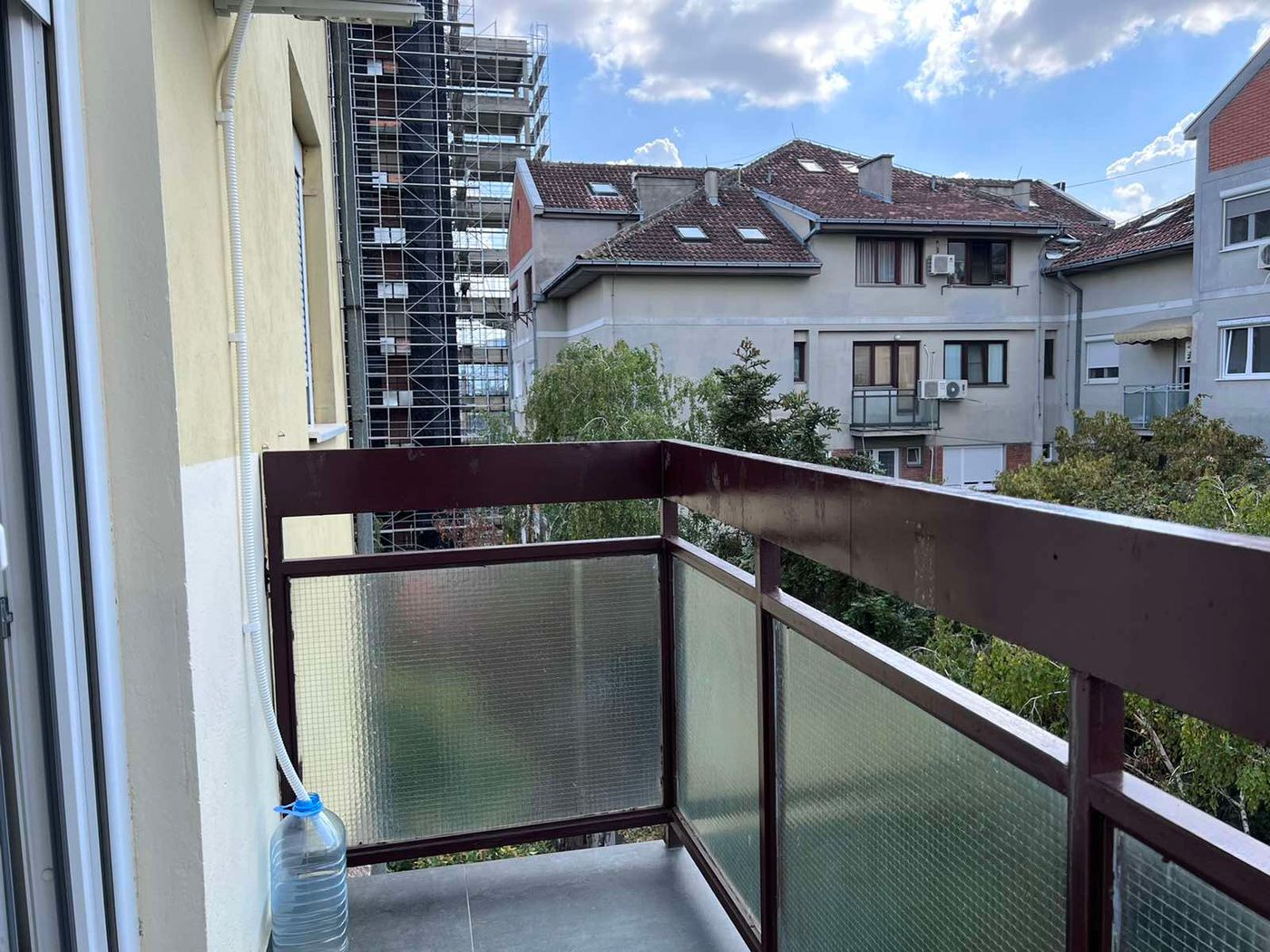 Odmah useljiv   odlična lokacija   blizina Sajma i Ž Stanice   062 792 583 4