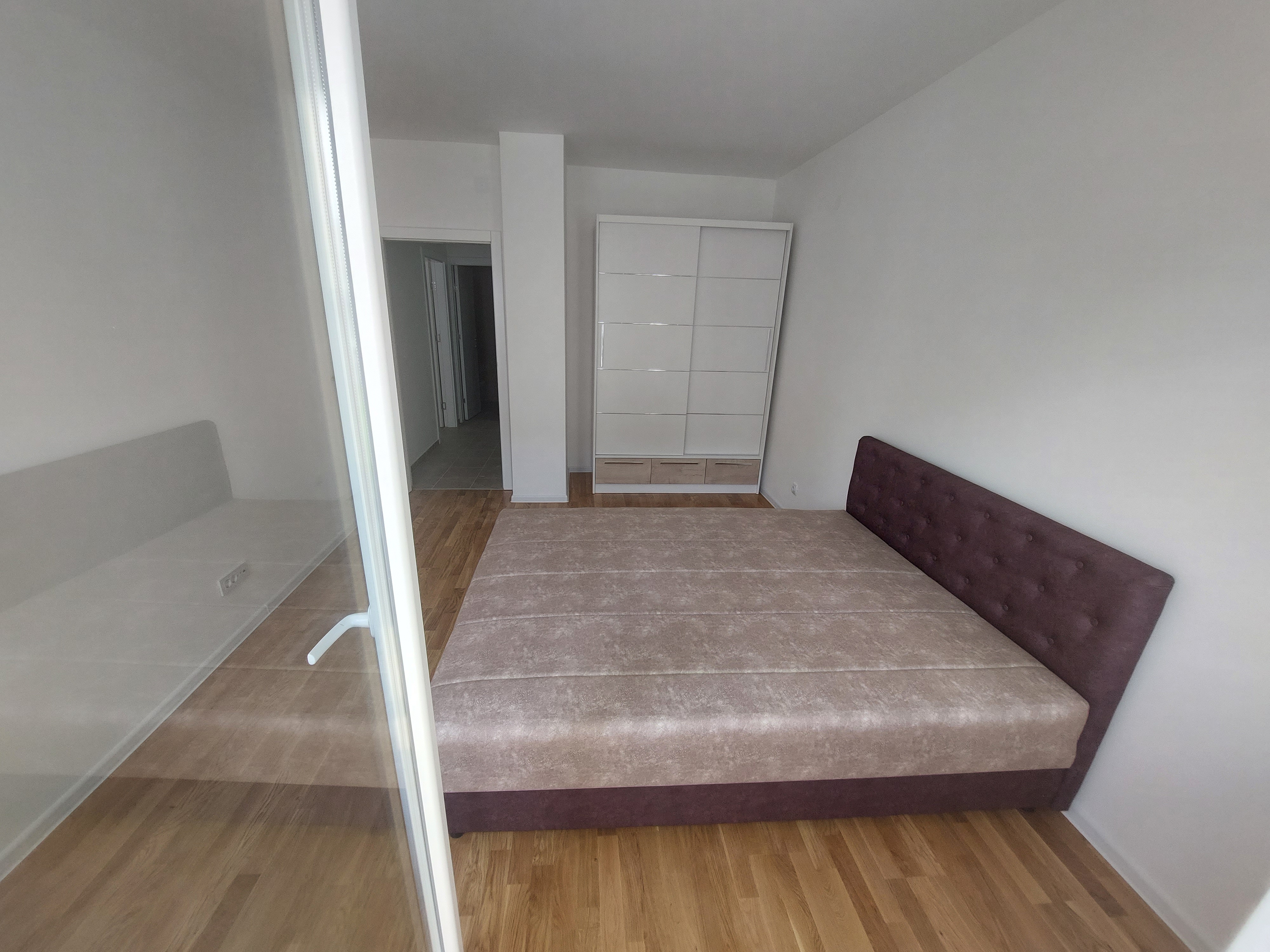 Izdajem dvosoban stan na prvom spratu 4