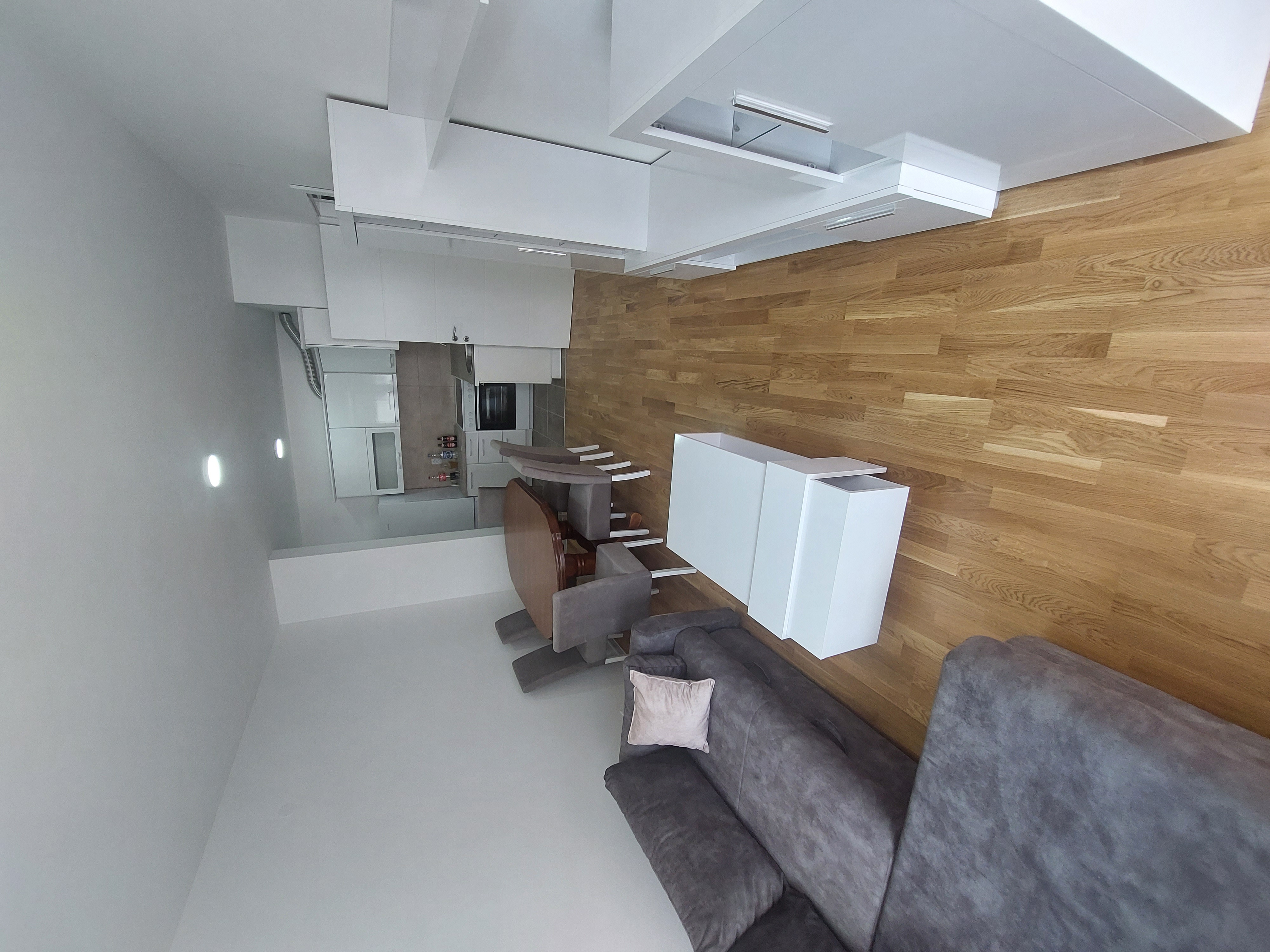 Izdajem dvosoban stan na prvom spratu 1