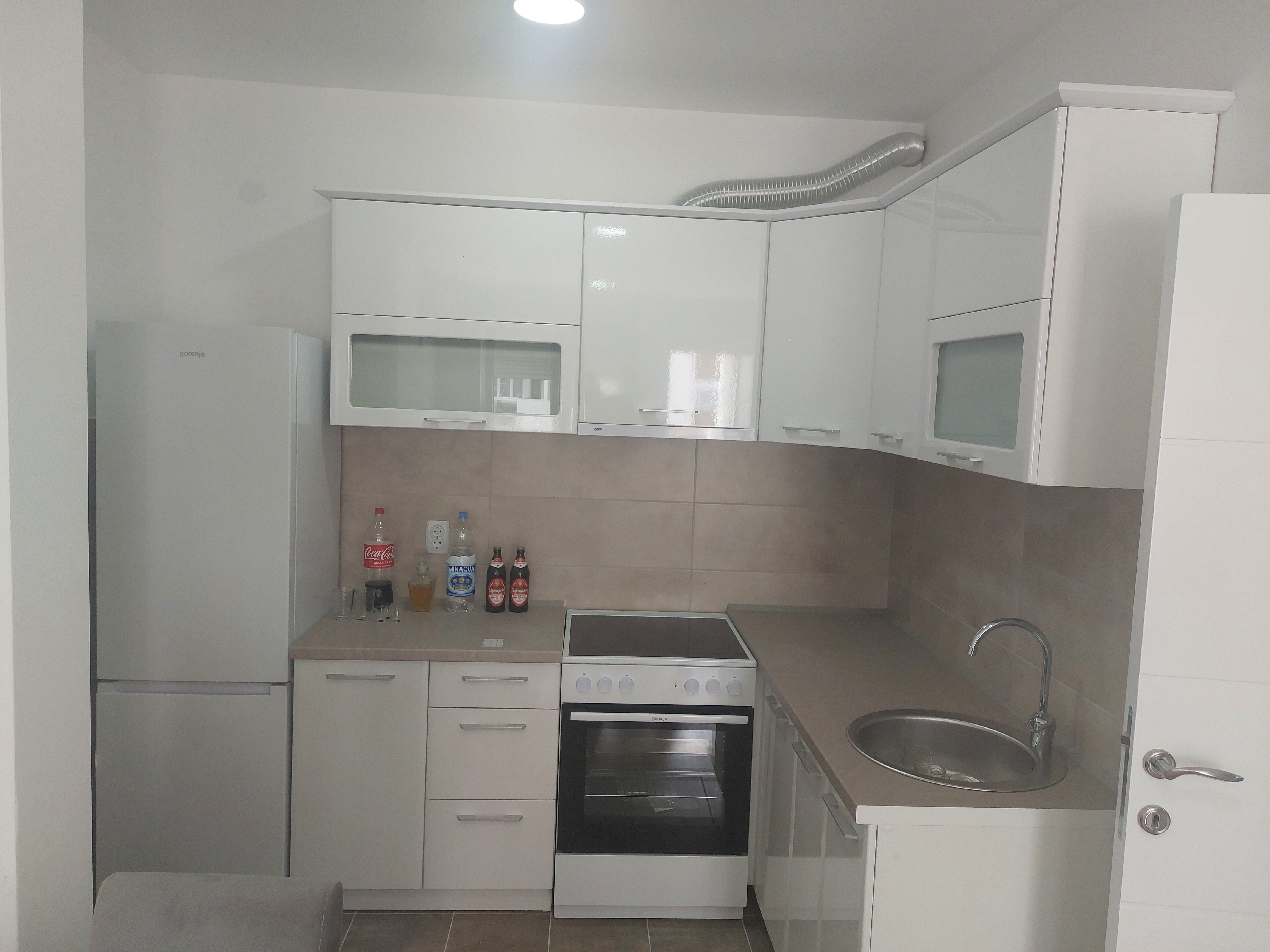 Izdajem dvosoban stan na prvom spratu 8