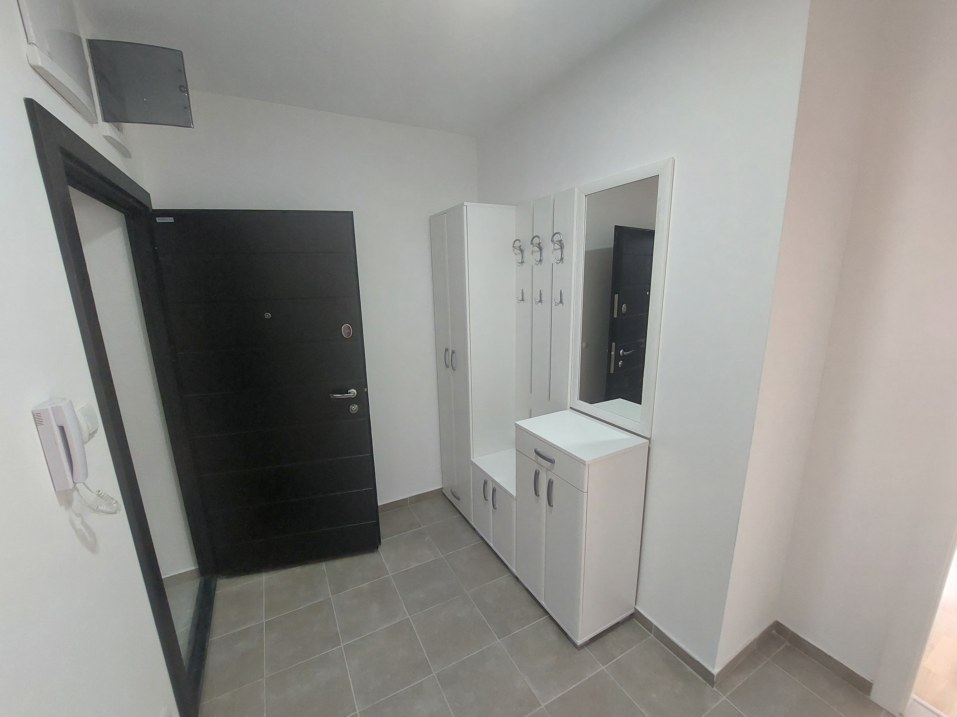 Izdajem dvosoban stan na prvom spratu 7