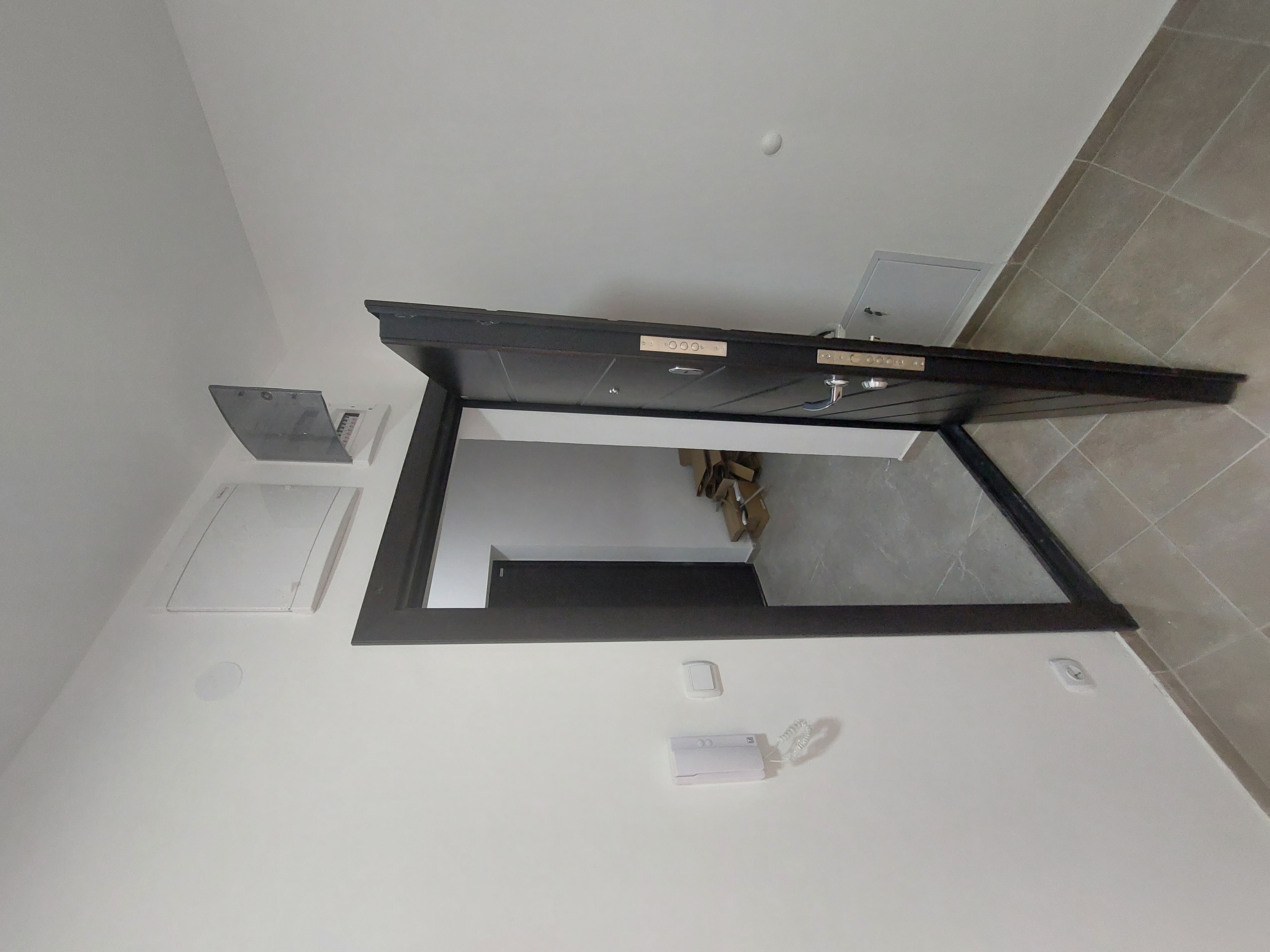 Izdajem dvosoban stan na prvom spratu 2