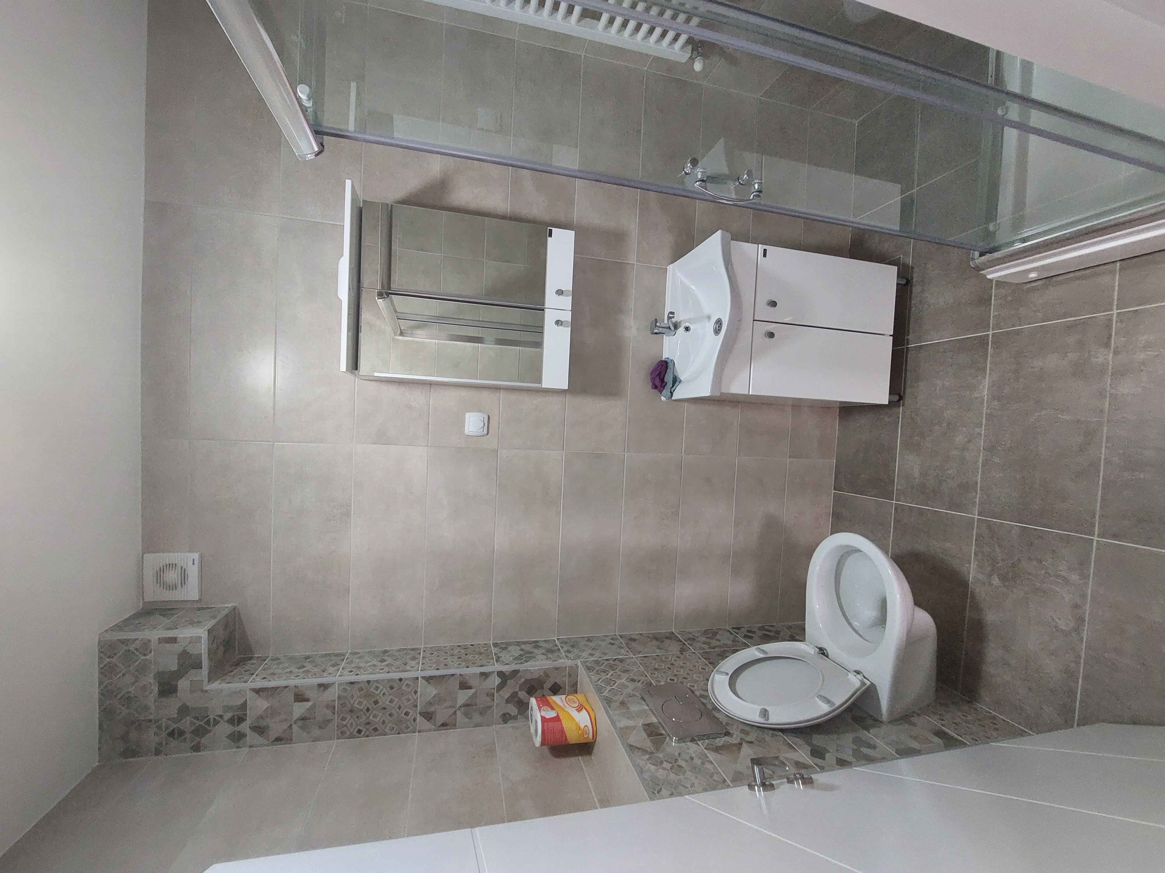 Izdajem dvosoban stan na prvom spratu 3