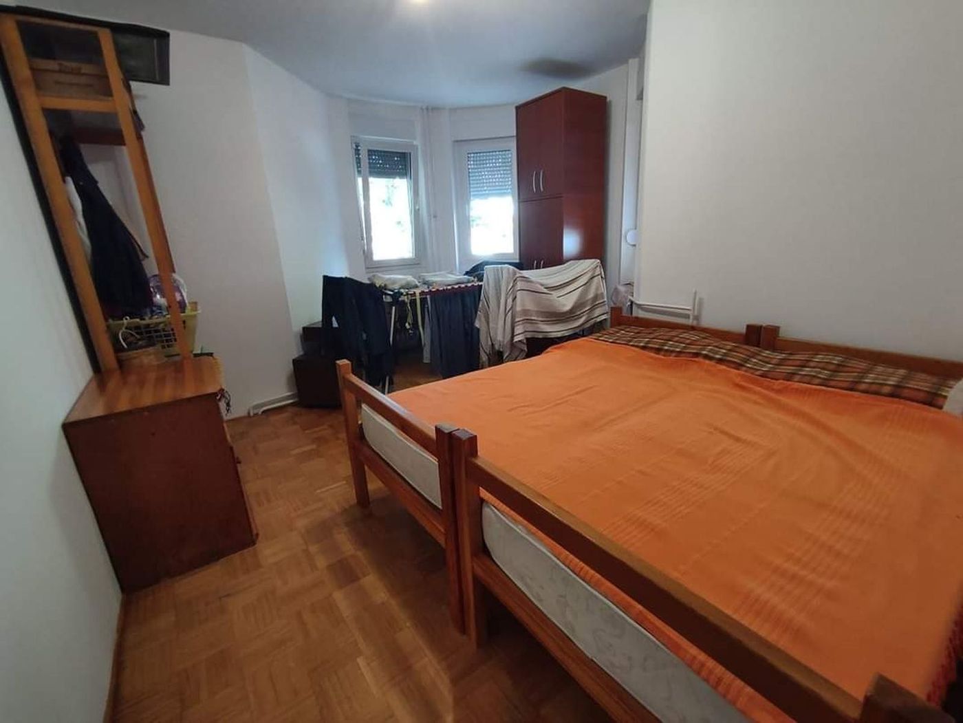 Bela fasadna cigla   mirna ulica  neposredna blizina škole i vrtića  062 792 583 3