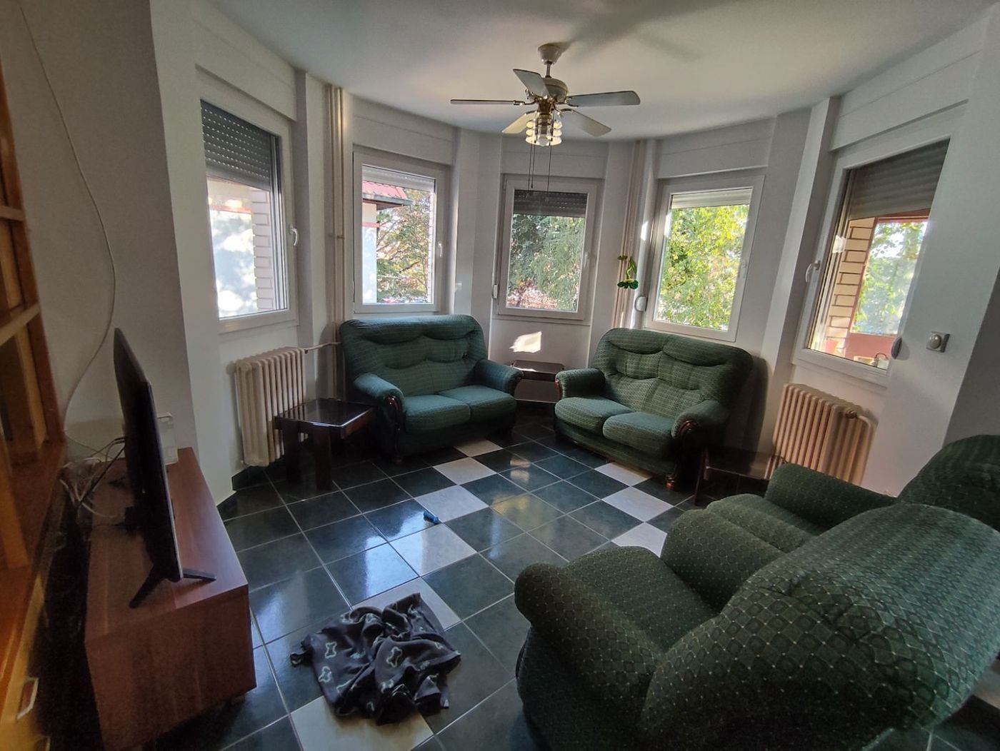 Bela fasadna cigla   mirna ulica  neposredna blizina škole i vrtića  062 792 583 1