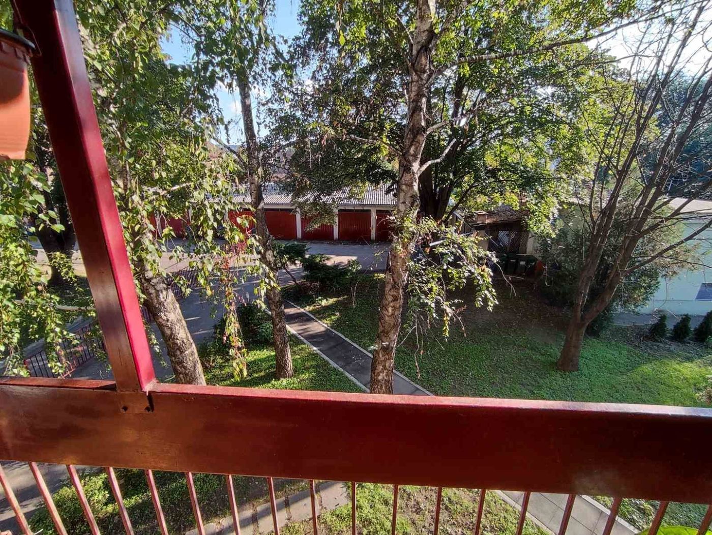 Bela fasadna cigla   mirna ulica  neposredna blizina škole i vrtića  062 792 583 5