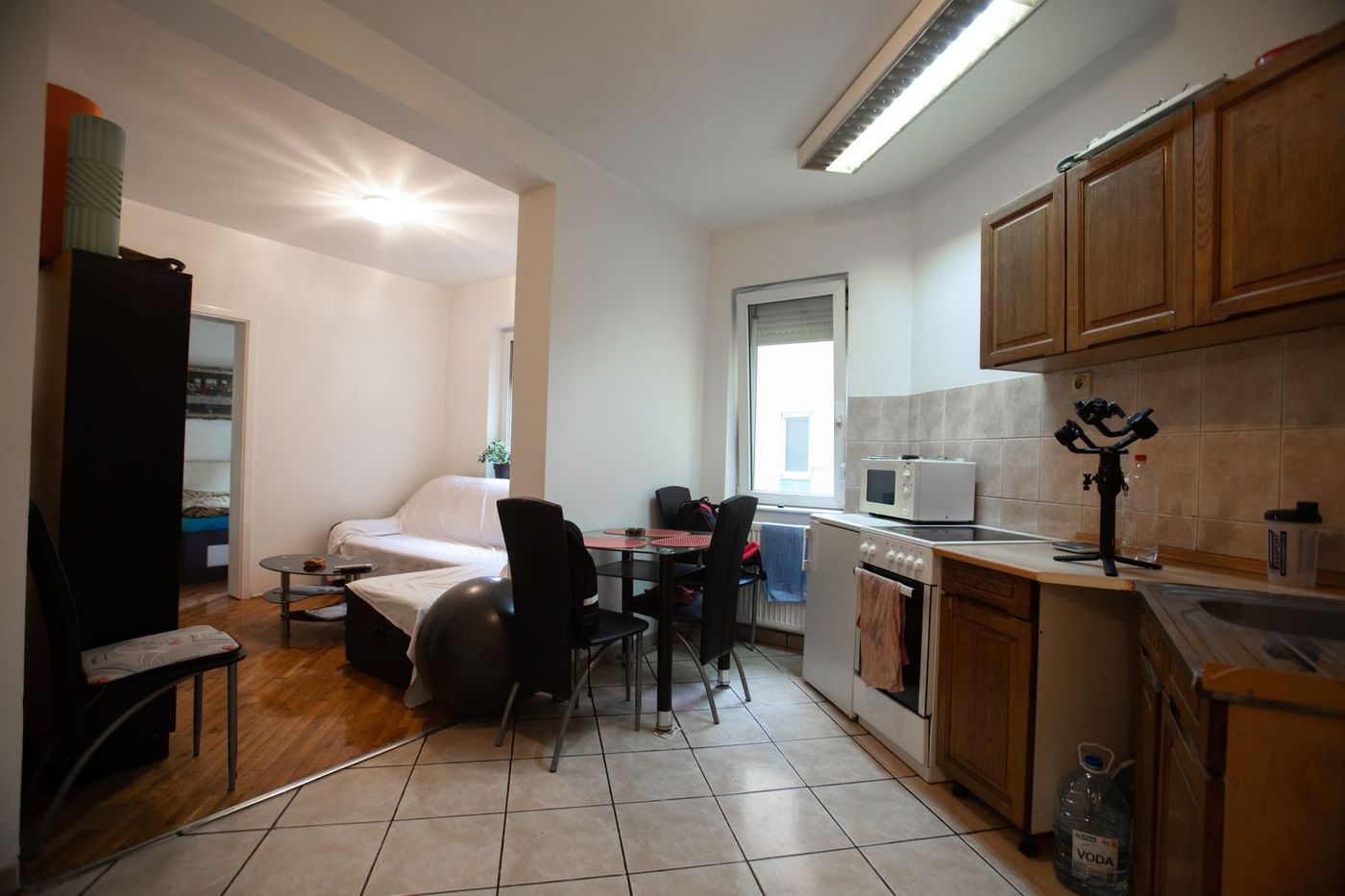 Uknjižen   strogi centar   namešten   062 792 583 3