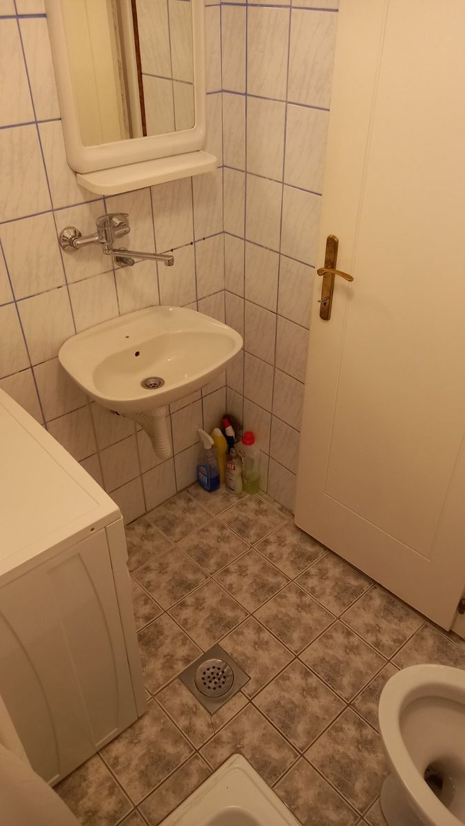 Uknjižen   odlična garsonjera od 19m2   062 792 583 3