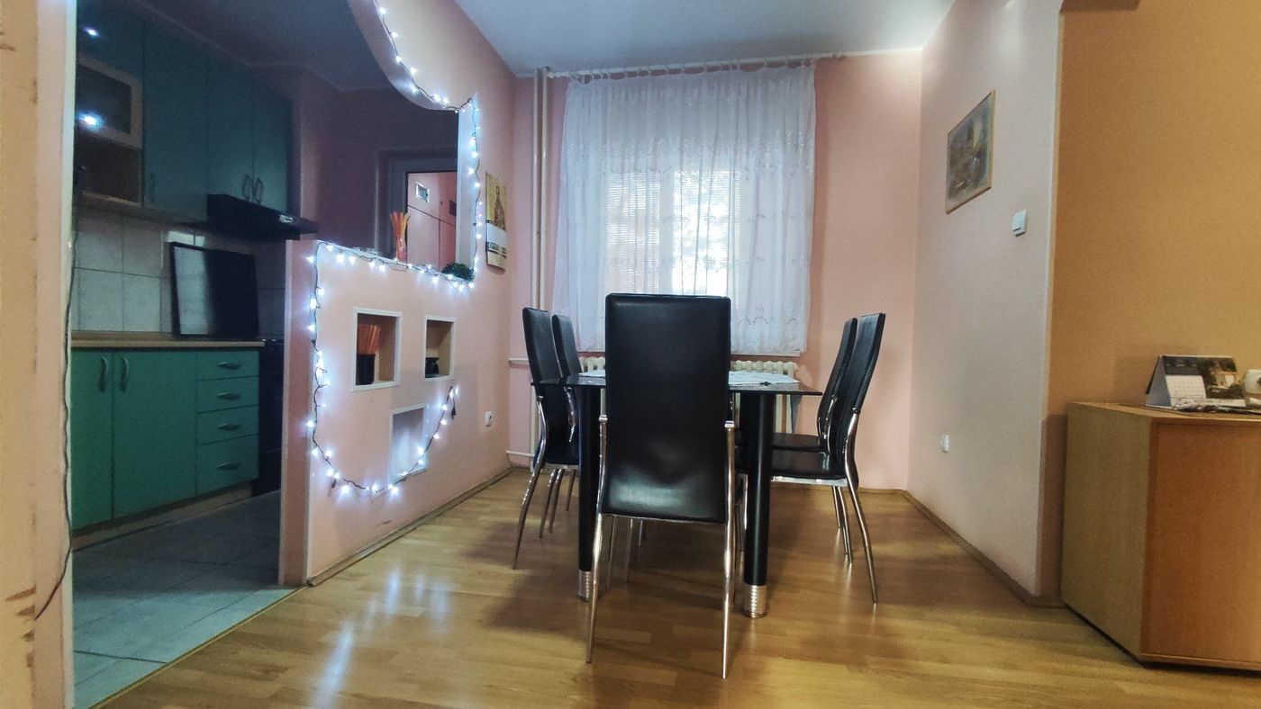 Uknjižen  renoviran   odličan trosoban stan   062 792 583 3
