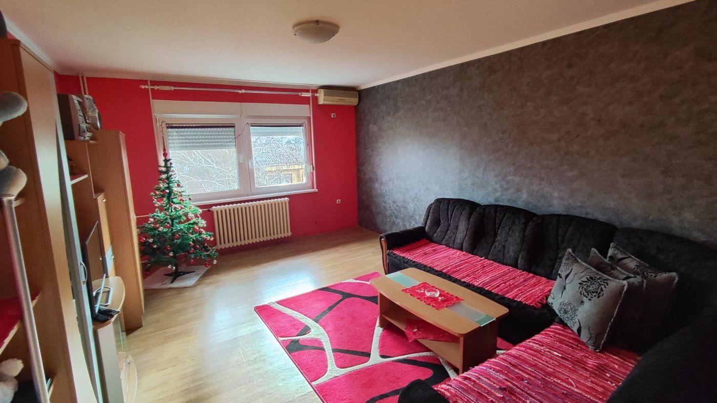 Uknjižen  renoviran   odličan trosoban stan   062 792 583 2