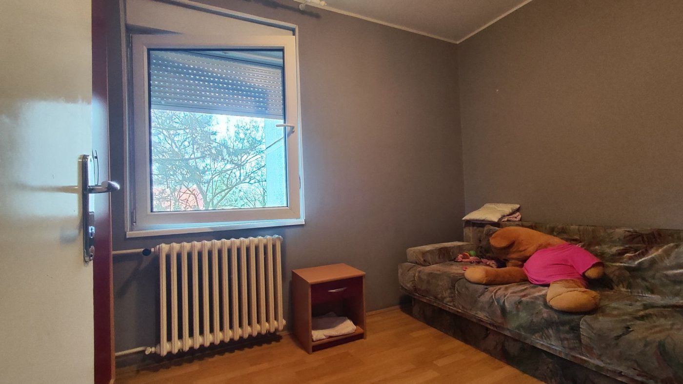 Uknjižen  renoviran   odličan trosoban stan   062 792 583 5