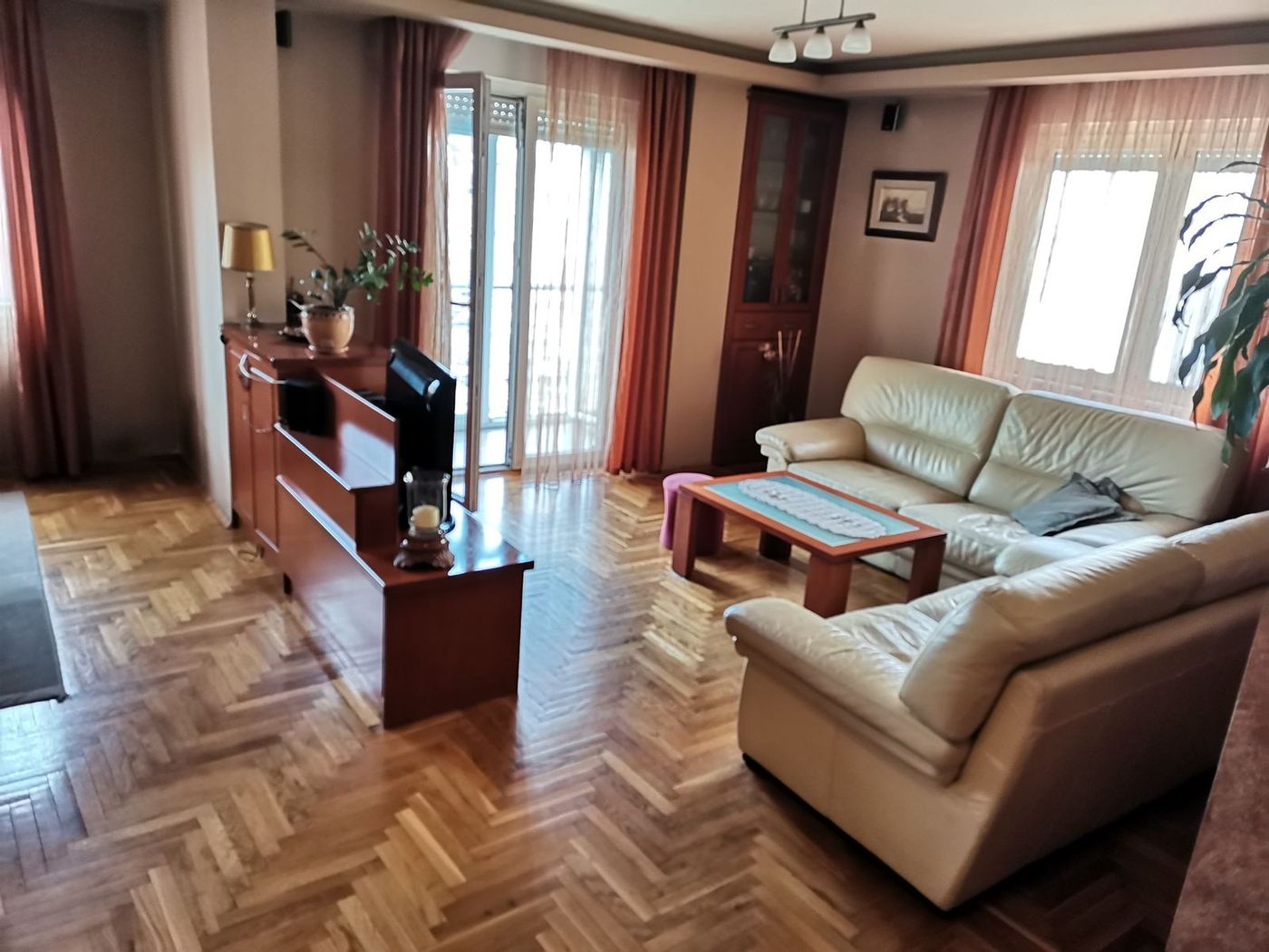 Uknjižen   namešten   odličan petosoban stan   062 792 583 2