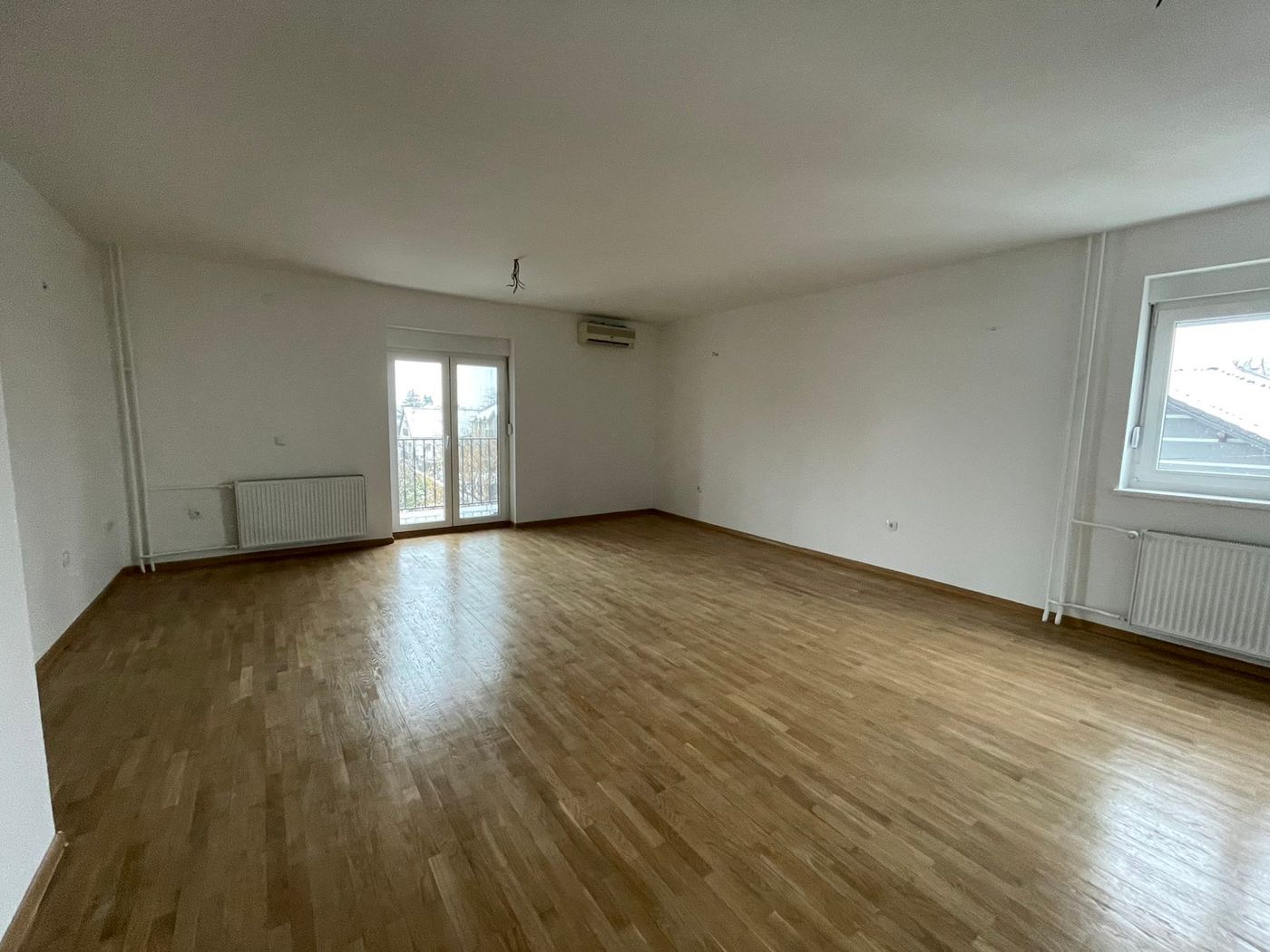 Nov   2 parking mesta  bazen   pravi porodični Raj   062 792 583 2