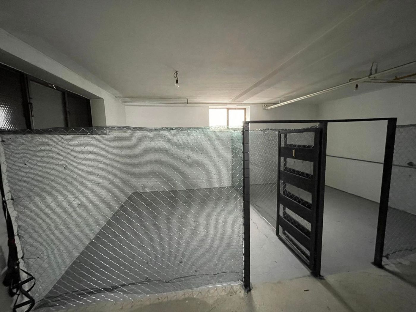 Nov   2 parking mesta  bazen   pravi porodični Raj   062 792 583 5