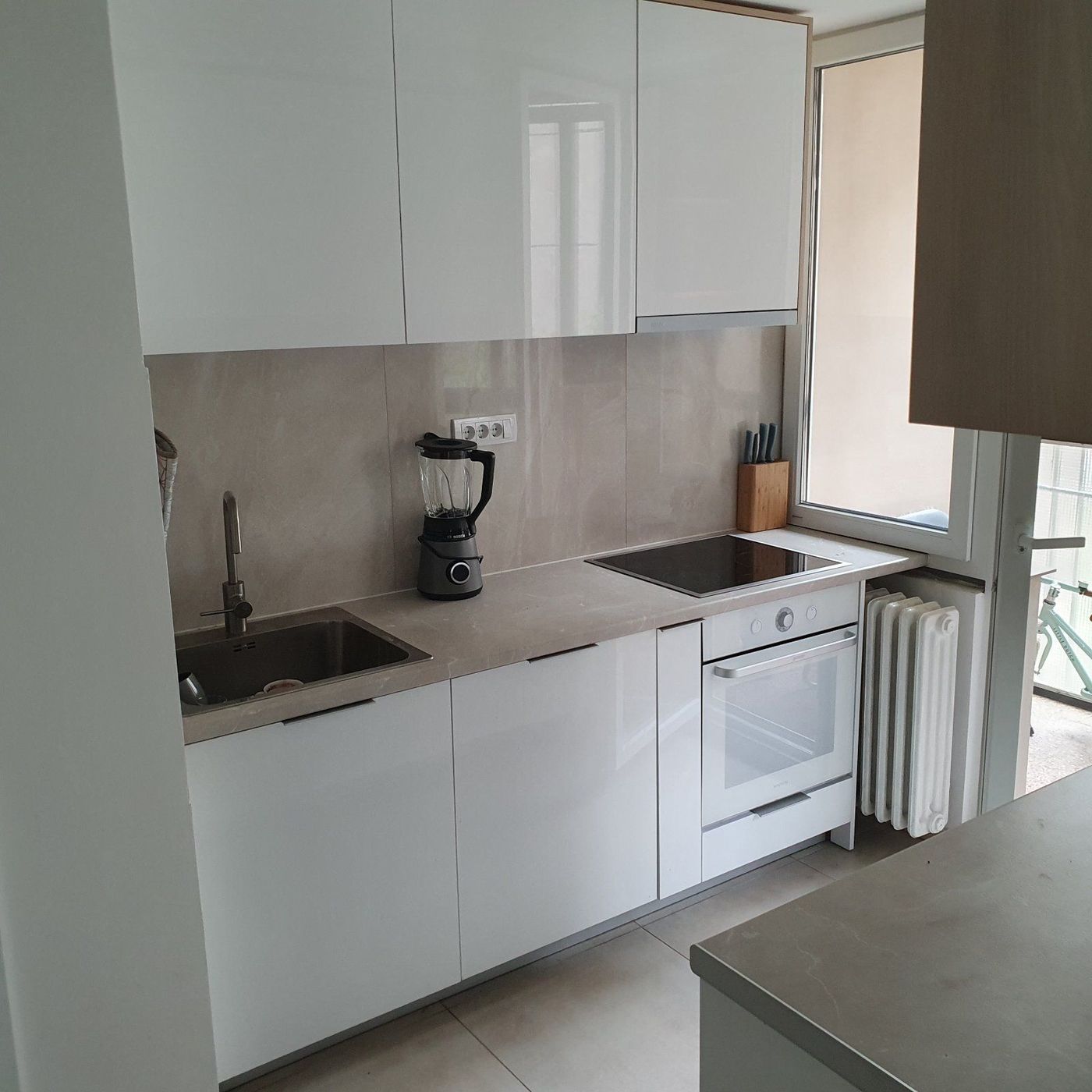 Kompletno renoviran  uknjižen komforan trosoban stan   062 792 583 3