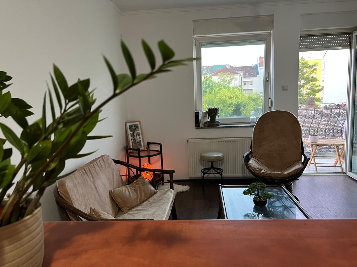 Odmah useljiv  uknjižen  kompletno namešten   062 792 583 1