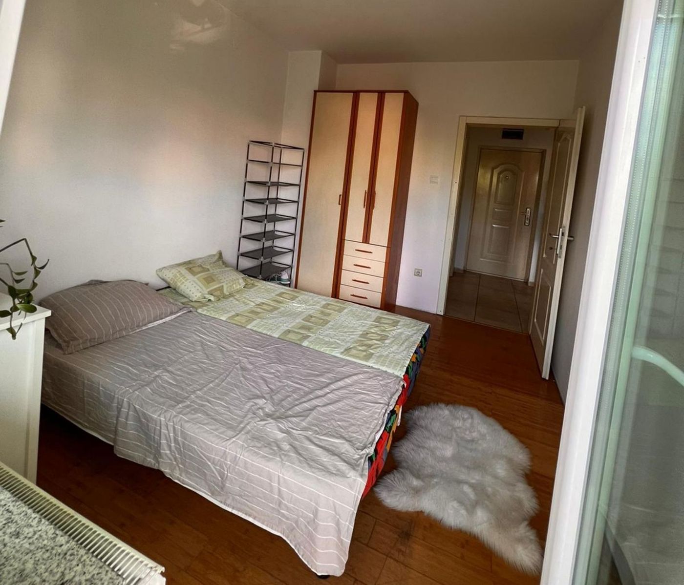 Odmah useljiv  uknjižen  kompletno namešten   062 792 583 4