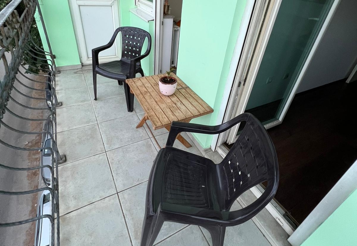 Odmah useljiv  uknjižen  kompletno namešten   062 792 583 5